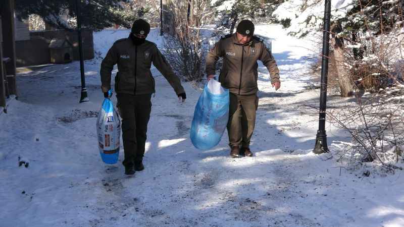 Yozgat Emniyetinden Sıcak Bir Dokunuş: Sokak Hayvanları İçin Mama ve Ekmek Yardımı