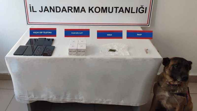 Yozgat'ta Uyuşturucu ve Kaçak Telefon Operasyonu: 7 Kaçak Telefon ve 4 Gram Esrar Ele Geçirildi