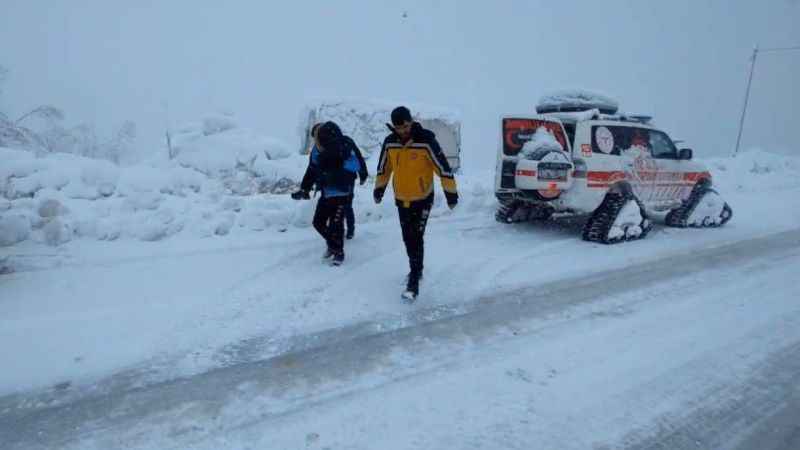 Zorlu kışta paletli Ambulansla kurtarılan Astım hastası çocuk