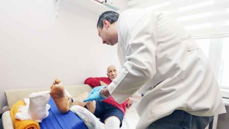 Belediye sağlık hizmetini vatandaşın ayağını götürüyor
