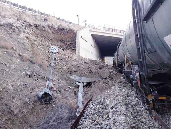 Kırıkkale’de Korkutan Kaza: İstinat Duvarı Çöktü Tren Raydan Çıktı!