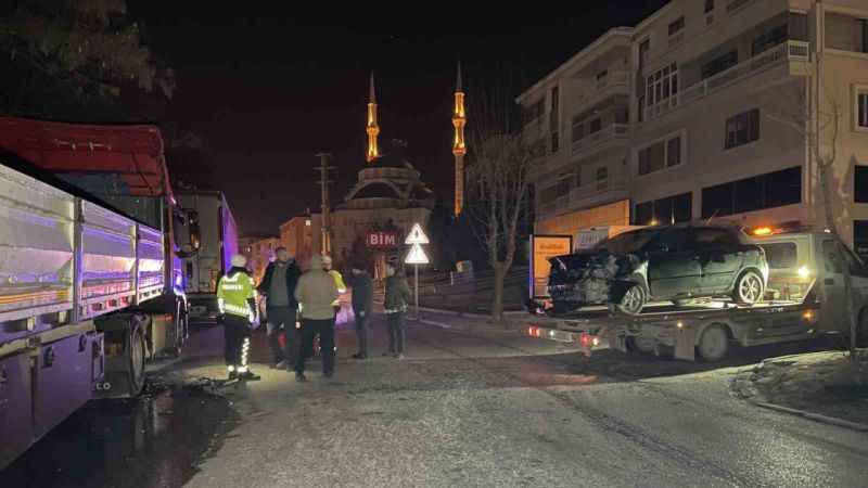 Alkollü sürücü Eskişehir'de polisten kaçtı, Tıra çarptı