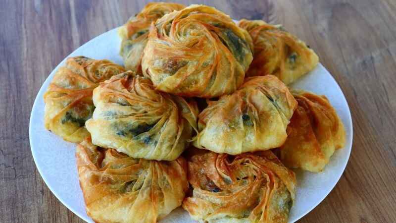 Evde Börek Yapmanın Püf Noktaları: Ispanaklı Gül Böreği Tarifi!