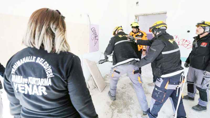 Deprem felaketinin yıl dönümünde arama kurtarma tatbikatı düzenledi