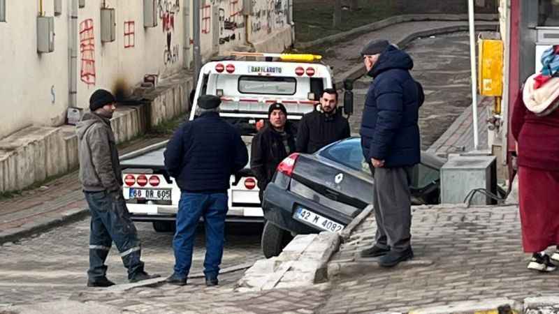 El Freni Boşalan Araç Yozgat'ta Depoya Düştü: Şans Eseri Yaralanan Yok