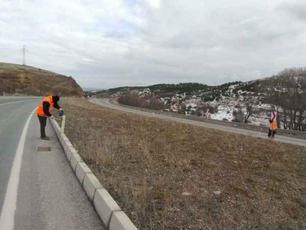 Yozgat'ta yol hijyeni: trafik tabelalarına yapılanları gördünüz mü?
