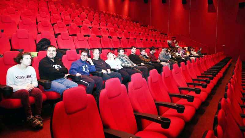 Umutlu Yaşam ve Uygulama Merkezi (UYUM) öğrencileri, sinema ve tekne turuyla güzel havanın tadını çıkardı