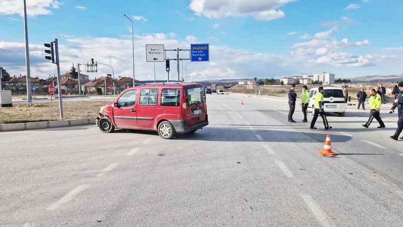 Komşuda Trafik Kazası: Saniye Saniye Görüntülendi!