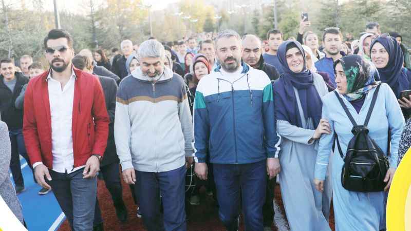 Sağlıklı yaşamı teşvik ediyor Her gün yürüyüş yapıyorlar