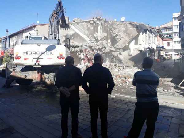 Yozgat’ta Pazar Sabahı İnşaat Yıkımını Pür Dikkat İzlediler