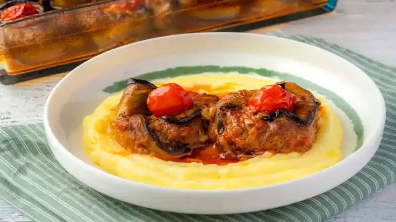 Köfteli Patlıcan Sarma Tarifi: Lezzetli Bir Akşam Yemeği Seçeneği