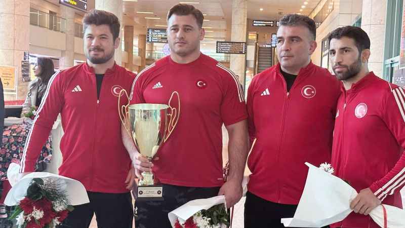 Milli Güreşçi Rıza Kayaalp yurdu döndü Büyük bir coşku ile karşılandı
