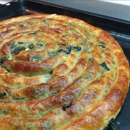 Ev Yapımı Ispanaklı Pırasalı El Açması Börek: Sağlıklı ve Lezzetli Seçenek