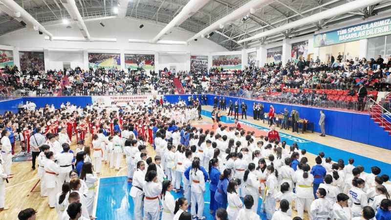 Sporcular ve aileleri Devlet Bahçeli Tesisleri Kapalı Spor Salonu’nu doldurdu