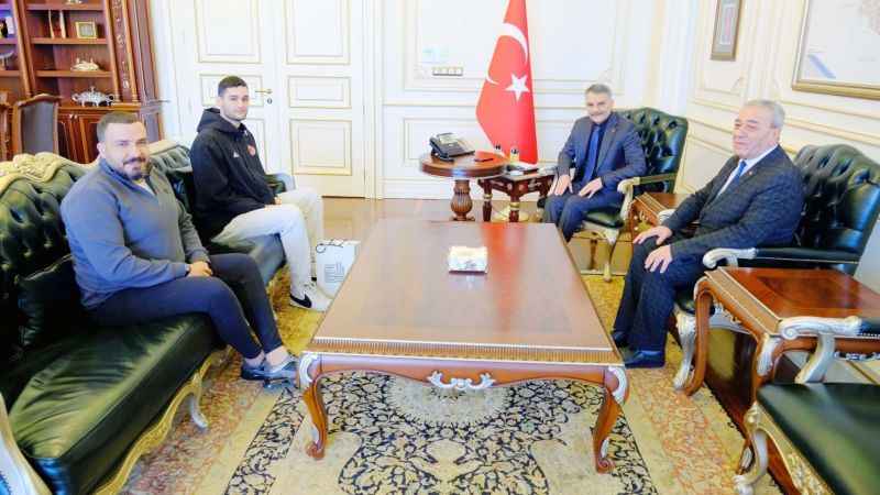 Vali Mehmet Ali Özkan şampiyon sporcu ile buluştu
