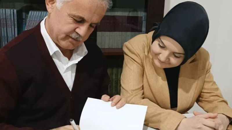 Yozgatlı Kul Hakkı'nın 6’ncı eseri Keyf-i Kalem’in ilk imzasını biricik kızı için attı
