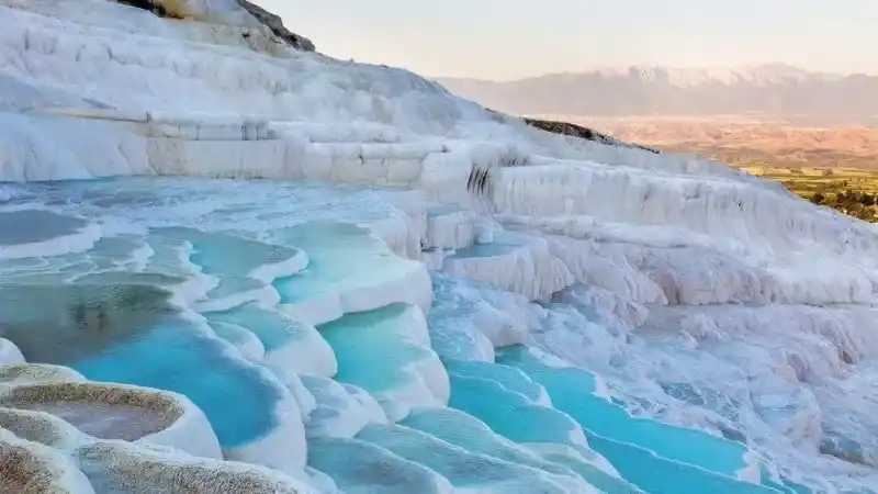 Pamukkale: Termal Suların Yarattığı Beyaz Dünya