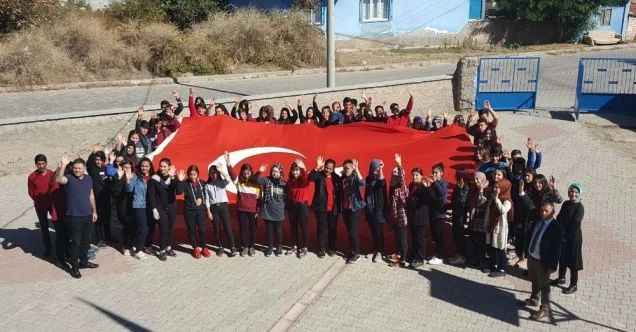Öğrenciler Türk bayrağı açıp, ’Barış Pınarı Harekatı’nı destekledi