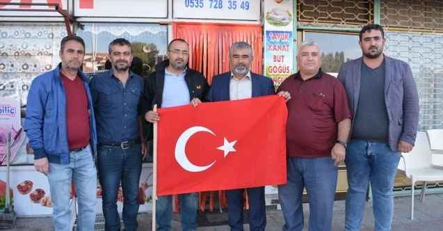 İlçeyi ay yıldızlı bayraklarla donattı