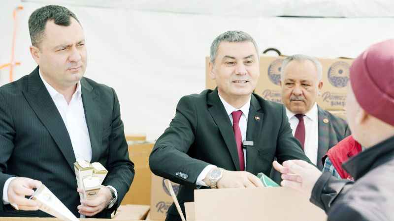 Belediye vatandaşlara, kandil simidi, çorba, çay, kandil şekeri ve lokma ikramında bulundu