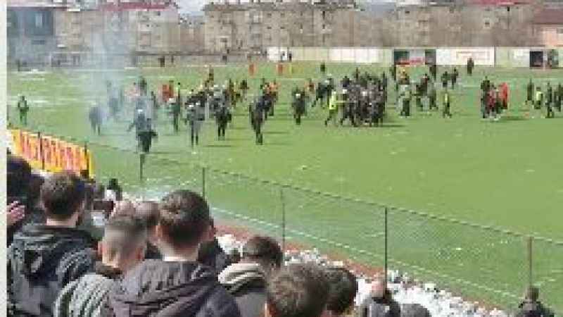 Diyarbakırlı hakem, 8 sarı kart, 3 kırmızı kart, 1 penaltı Futbol'un dışında her türlü oyunu oynadılar