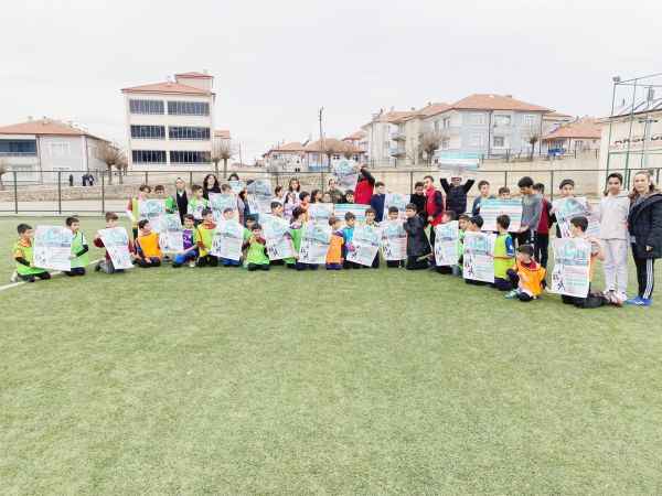 Yozgatlı sporcular dikkat çekmek için sahaya indiler..