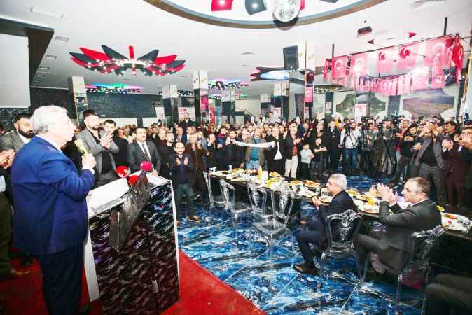 Ankara Büyükşehir Belediye Başkanı ve CHP’nin Başkan Adayı Mansur Yavaş, pazarcı esnafıyla iftar yemeği programında bir araya geldi