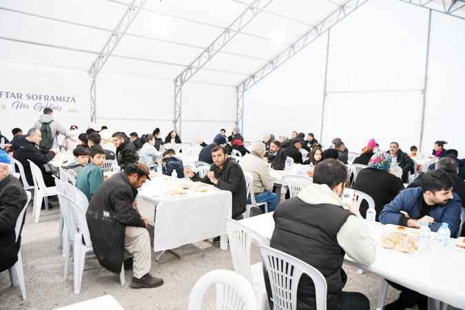 Mamak Belediyesi tarafından kurulan iftar sofralarında binlerce kişi aynı sofrada iftar yapmanın mutluluğunu yaşıyor