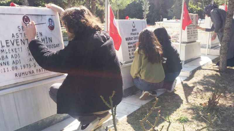 Yozgat'ta Öğrenciler, Şehitlerin Mezar Yazılarını Yeniledi