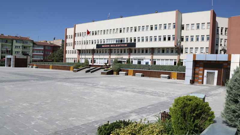 Niğde Belediye Başkanlığı Kamelya, piknik masası, bank, panel çit, tonoz korkuluk, gergi pabucu ve çelik halat satın alacak
