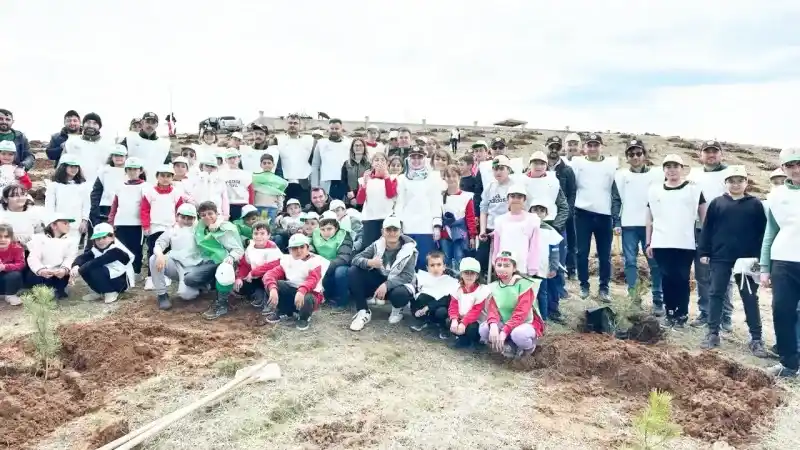 Yozgat'ta Çevre Bilinciyle Fidanlar Dikildi: Öğrenciler ve Öğretmenler El Ele!