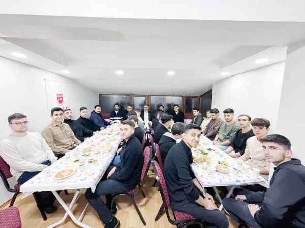 Öğrencilerle birlikte sahur yaptı Spor ve gençlik konuşuldu