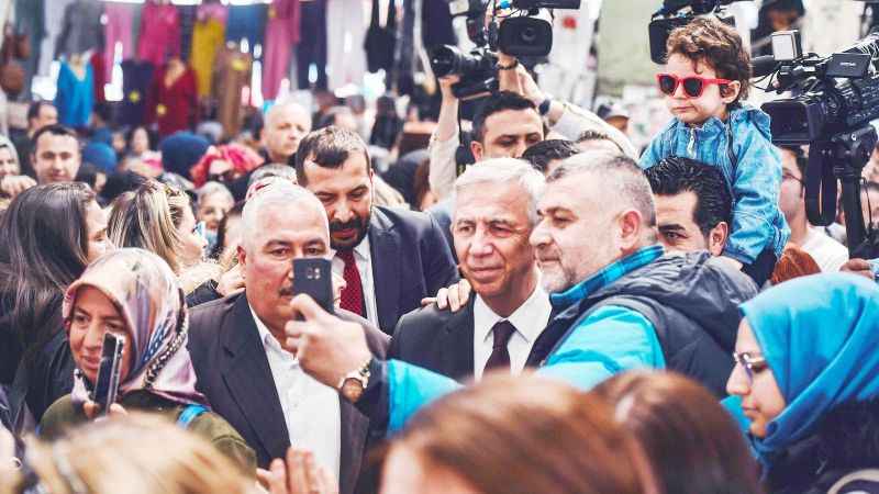Ankara Büyükşehir Belediye Başkan Adayı Mansur Yavaş Sıhhiye-Yenişehir Pazar Yeri esnafını ziyaret etti