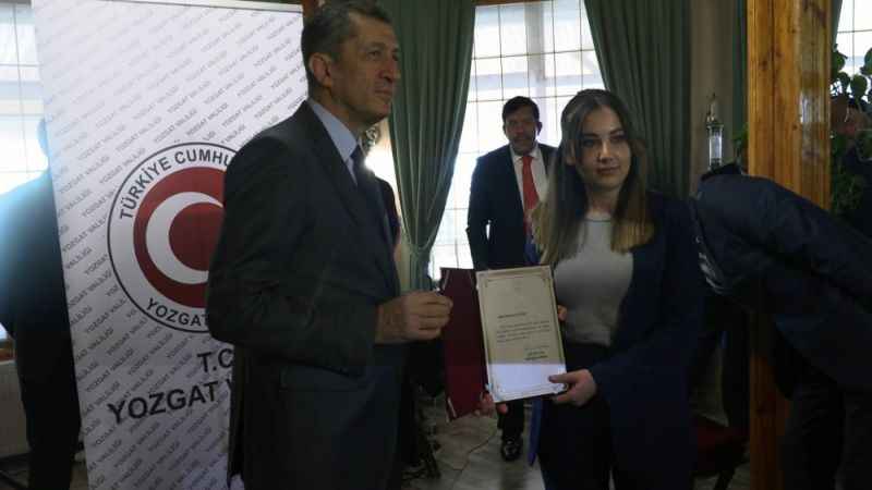 Milli Eğitim Bakanı Ziya Selçuk’dan iş insanlarına plaket