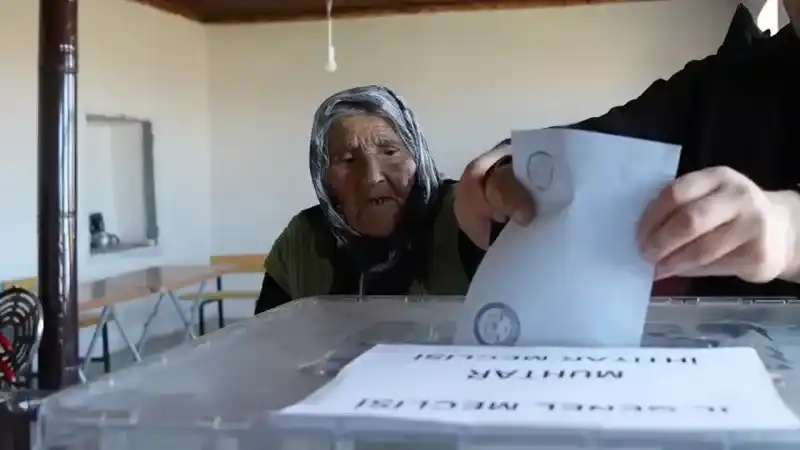 Türkiye'nin En Yaşlı Seçmeni Arzu Nine Oyunu Kullandı