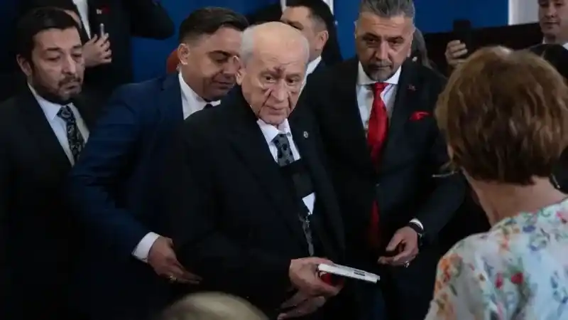 Devlet Bahçeli'nin yüzü neden mor? ne oldu düştü mü?