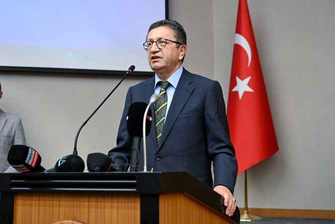 Altındağ Belediye Başkanı seçilen Veysel Tiryaki, mazbatasını alarak göreve başladı
