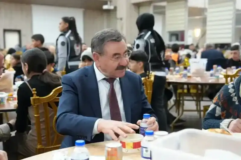 Gölbaşı Belediyesi'nden büyük sofra. Başkan Odabaşı'dan anlamlı mesajlar