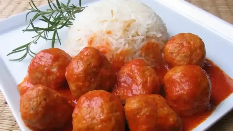 Sofralarınızı Şenlendirecek: Az Yağlı ve Nefis Salçalı Köfte Tarifi!