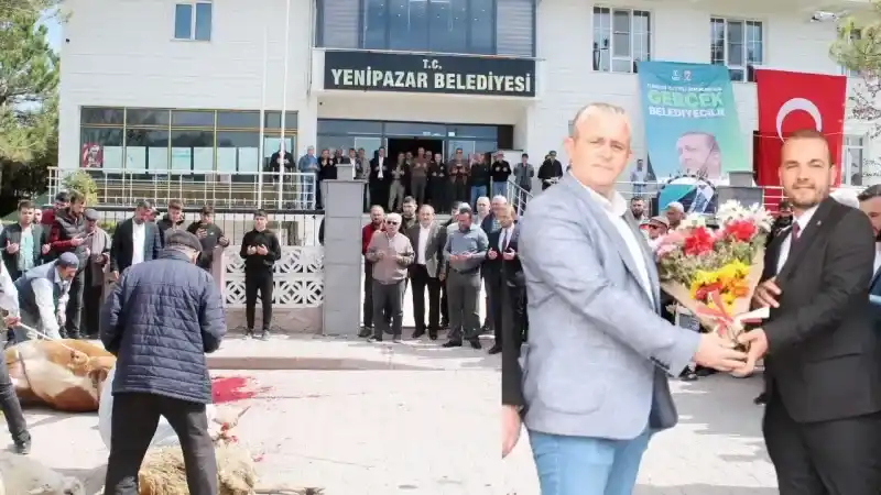 Yozgat’ta başkan koltuğunu sahibine görülmemiş bir törenle teslim ettiler. Genç başkana kurbanlar kestiler, dualar ettiler