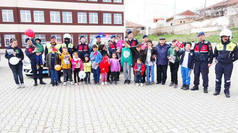 Yozgat Jandarması Bayram Sevincine Ortak Oldu: Çocuklara Unutulmaz Anlar Yaşattılar!
