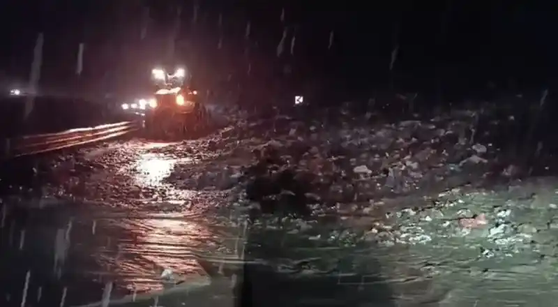 Yüksekova-Van karayolunda neler oluyor? Trafiğe kapandı