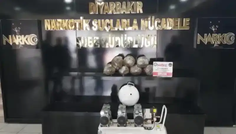 Diyarbakır'da kahveyi basıp otomatik silahla ateş ettiler