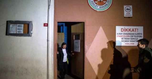Hakkında tahliye kararı verilen Nazlı Ilıcak cezaevinden çıktı: İçeride kalanları Allah kurtarsın
