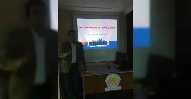 Çelik, Modern Toplumda Yabancılaşmayı anlattı