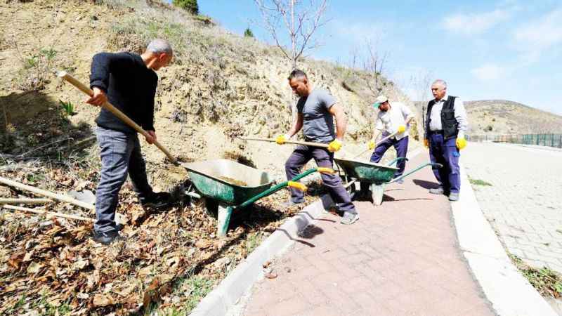 Akdağmadeni’nde Bahar Temizliği: Çimler Biçiliyor, Yollar Onarılıyor
