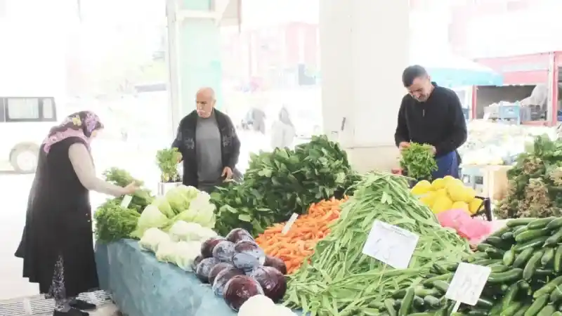 Yozgat'ta Pazar Esnafı Dertli: Fiyatlar Düştü, İlgi Azaldı!