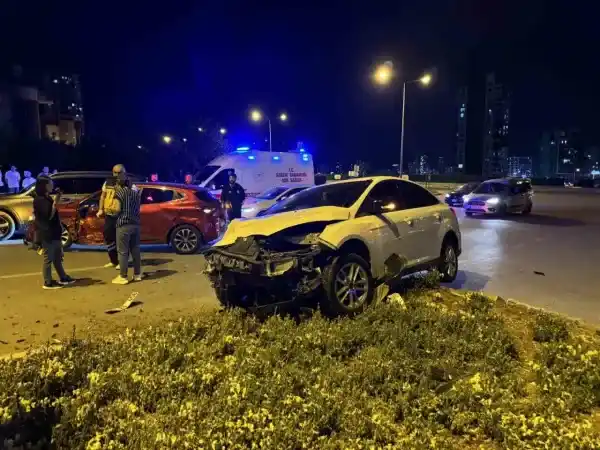 Mersin'de Kavşakta Korkunç Kaza: 5 Kişi Yaralandı