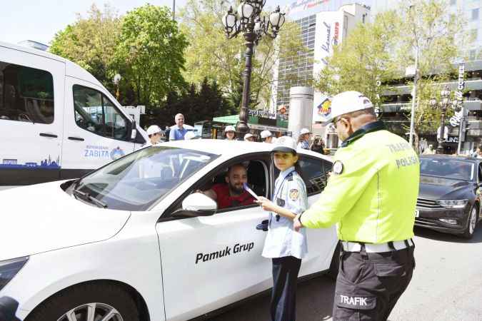 Minik polisler iş başında Trafik denetimi yaptılar