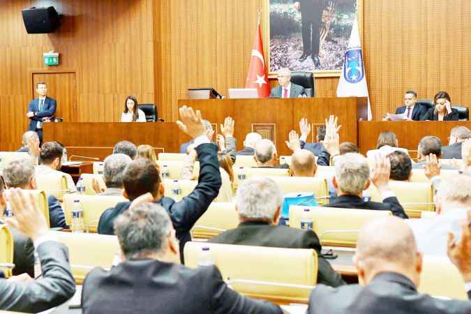 Mansur Yavaş ilk mecliste konuştu: Başımız dik, anlımız açık!